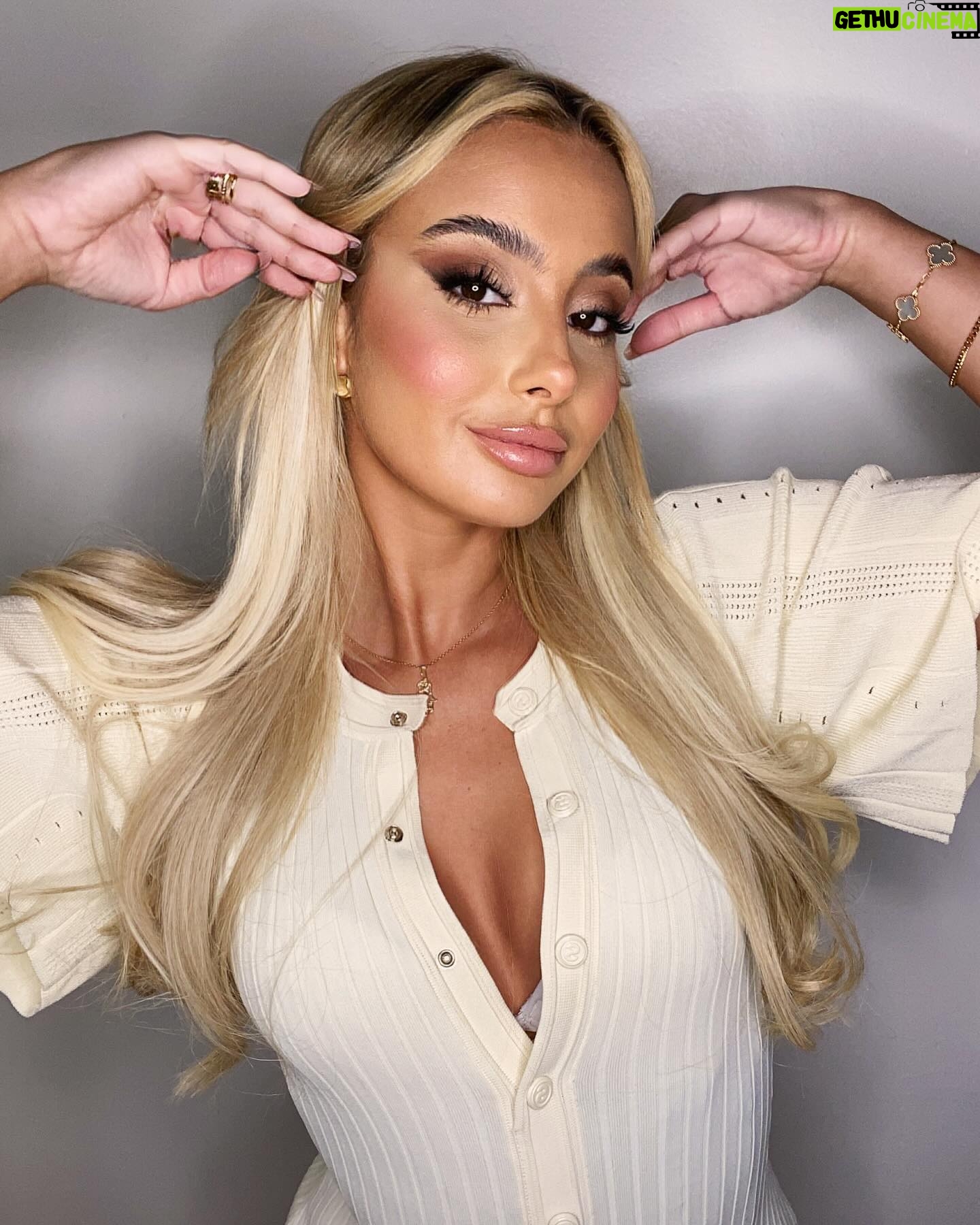 Mélissa Sbenn Instagram - Make up by me on @melsbenn 💕 #makeup #makeupartist #mua #glam #glow #sun