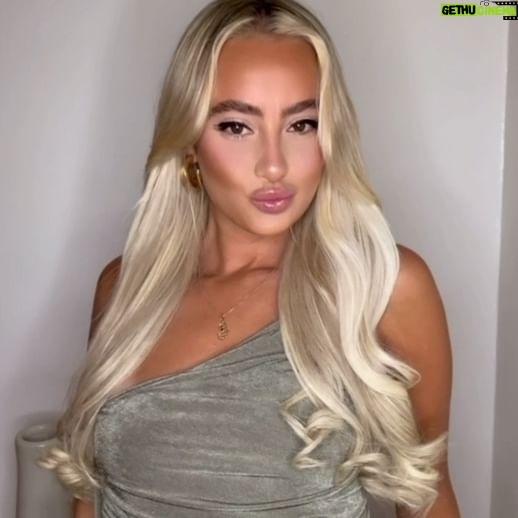 Mélissa Sbenn Instagram - My new extensions by @hair__bylittleluxury 😍 Im in love 🥵