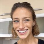 Mónica Antonópulos Instagram - Batalla cuerpo a cuerpo . María ò los piojos !! #ahifa las batallas son más pesadas para ella . Si no son los mosquitos son los piojos, la vida se volvió una batalla cruda de una áspera cotidianidad . Y vos amiga cómo venís ?🤬❣️😱
