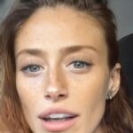 Mónica Antonópulos Instagram - Las malas juntas con amigas “feministas” pueden afectar tu armoniosa vida. María conversa con su amiga ya que no puede seguir pagando la terapia . Un poco de catarsis en diciembre no viene mal 🎢❣️🥹 Te resuena esa historia ? Conoces a alguien que le pase lo mismo que a nuestra pobre amiga Maria ? 🤪😂❣️
