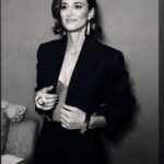 Mónica Antonópulos Instagram - Palpitando el próximo estreno, siempre acompañada por mi equipo. 📽️ @pamemartinelli @vestustudio estilismo. @veroluna.makeup @mauromaxdebrito peinado y corte. @matias2santosu color. Look @mono.fuk @nerattaoficial. @joti.harriague @esjosha ❣️📽️🍾