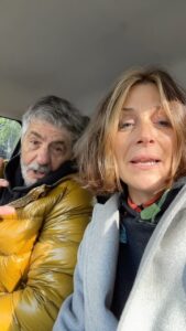Mónica Antonópulos Instagram - EL SPA: Primera Parte Naty, María, Ricardito ,Fabio y Julieta les regalaron un día de spa. Ricardo siente que pierde el tiempo, mientras Liliana está en su salsa .🎁 👩🏻‍🦳👨🏻‍🦳 ¿Podrán disfrutarlo a pesar de la diferencias ? Iremos viendo . SEGUINOS EN @ricardoylilianatv