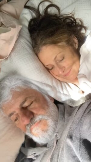 Mónica Antonópulos Instagram - UNA VIRAL - Liliana está decaída y Ricardo lo siente en el cuerpo, ella lo contiene a él y se hacen compañía 

“Si les gusta 👉 @streamsinfiltros