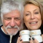 Mónica Antonópulos Instagram - ALMUERZAN HOY Una de sal otra de pimienta, a pesar de los conflictos con la tecnología, Liliana y Ricardo reciben un regalo que les infla el pecho de orgullo ante los amigos. #mesaza. 👉👉 @sin.filtros.x 👈👈