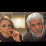 Mónica Antonópulos Instagram - VER HASTA EL FINAL; EL 25 DE MAYO: Calentitos por la noche, Ricardo y Liliana cenan locro, disfrutan de la TV acompañados de un cálido y calentito puchero; SI PUCHERO CON HUESITO DE CARACÚ ¿como se come? ¿Cual es el limite? QUE RICO CHUPAR EL HUESITO 🌞 EL BONUS FINAL TIENE LO MEJOR, imposible sostener 💕