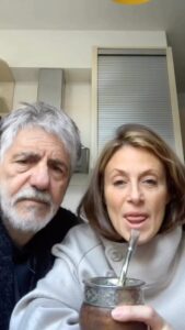 Mónica Antonópulos Instagram - PEDIRLE A LOS HIJOS: siempre falla… es muy difícil pedir, básicamente porque nunca hay tiempo suficiente, es entendible, pero cuesta aceptarlo. La historia completa en @ricardoylilianatv ESTÁ NOCHE: EXTRA BONUS 🔥 #ricardoylilianatv