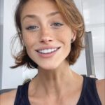 Mónica Antonópulos Instagram – María vive un flash durante el viaje en una moto en su intento desesperado de tapar su angustia de la realidad .
 ¿ que fue lo más bizarro que hicieron ? #maria #terapy #felicidadxapp las quiero !❣️❣️❣️🌈