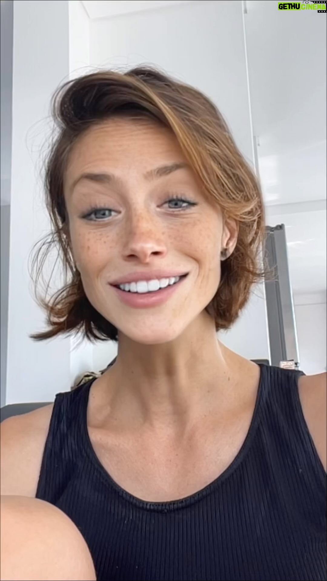 Mónica Antonópulos Instagram - María vive un flash durante el viaje en una moto en su intento desesperado de tapar su angustia de la realidad . ¿ que fue lo más bizarro que hicieron ? #maria #terapy #felicidadxapp las quiero !❣️❣️❣️🌈