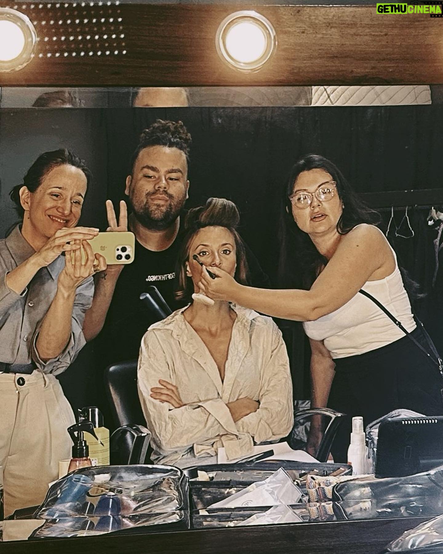 Mónica Antonópulos Instagram - Palpitando el próximo estreno, siempre acompañada por mi equipo. 📽️ @pamemartinelli @vestustudio estilismo. @veroluna.makeup @mauromaxdebrito peinado y corte. @matias2santosu color. Look @mono.fuk @nerattaoficial. @joti.harriague @esjosha ❣️📽️🍾