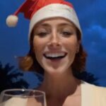 Mónica Antonópulos Instagram – merry christmas a todas las Maria ! Y a todas aquellas que ponen lo mejor para estas fiestas !  La noche recién comienza y María ya está empedada. Todo puede pasar !  #navidad #country #papanoelcapitalista
