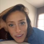 Mónica Antonópulos Instagram - María se plantea si su maternidad es toxica. Mientras se toma un respiro de los chiquís y de Lucas, se plantea si : ¿ colonia va o no va ? Que dicen las Marias ? Gracias @centroproderma por recibirnos .