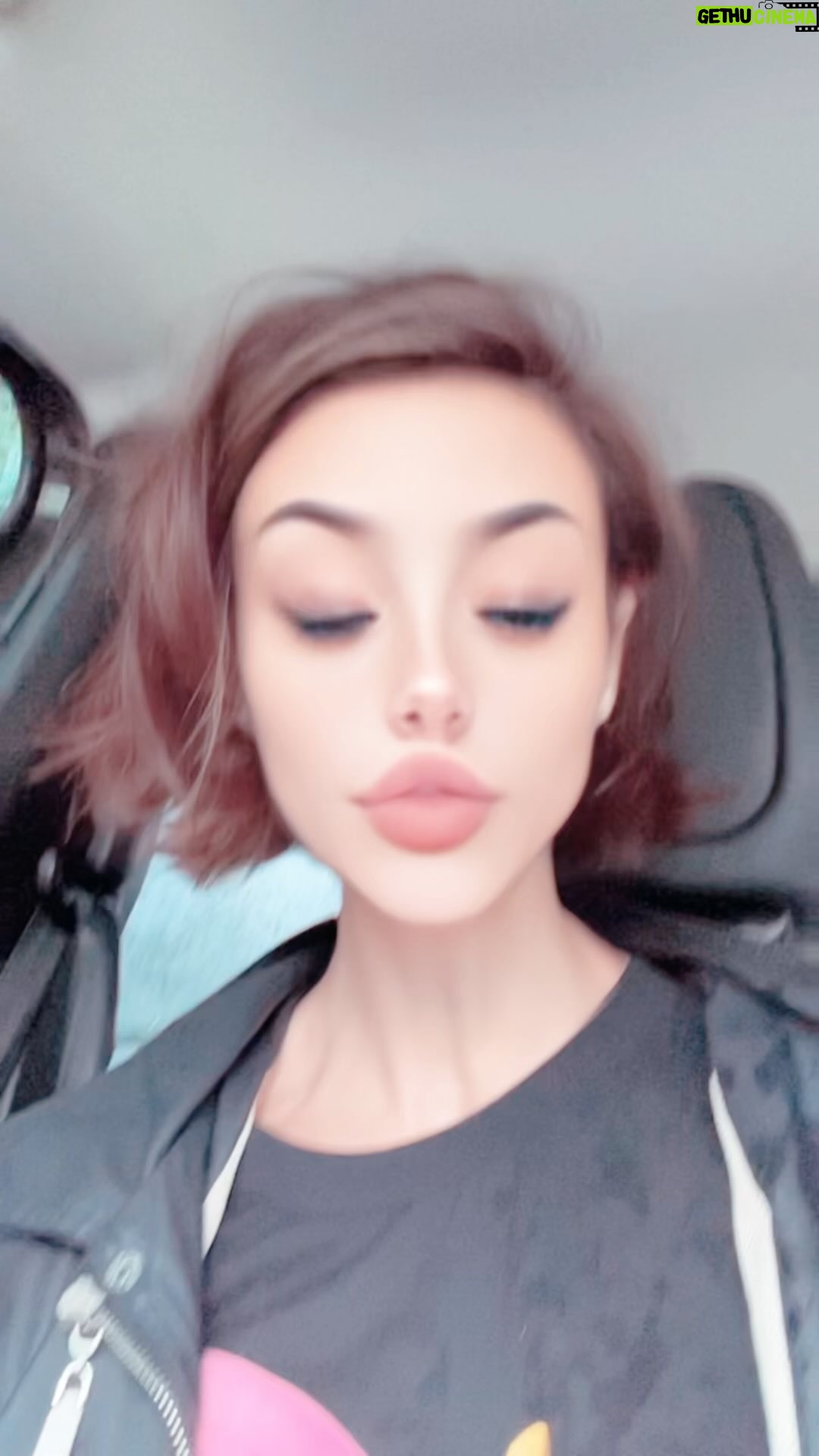 Mónica Antonópulos Instagram - Hola ! Si no me conoces aún! Soy CATITA y solo quiero hacer que tus días sean más felices ! Te brindaré contenido súper valioso para estar esplendas ! Las amo ! Y recuerden, si alguien les quiere hablar de problemas ! Evítalos ! La negación es una herramienta hermosa para vivir más feliz ! Contame qué haces tú para evadir la realidad ? Los amo 🌈❣️. #love #moda #influencer Love Catita. #love #live #influencer