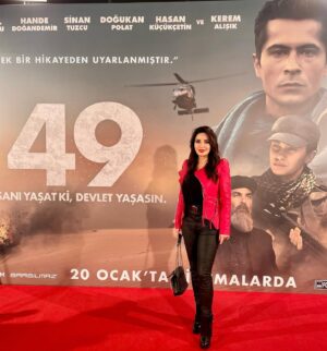 Müge Ulusoy Instagram - Bugün vizyona giren CNP yapımını gerçekleştirdiği “49 “ sinema filmini izledim ve çok beğendim. Başta yapımcıları Mehmet Canpolat ve Sadi Canpolat olmak üzere başarıyla rollerini icra eden oyuncuları ve rejisiyle şahane atmosfer yaratan yönetmeni olmak üzere filmde emeği geçen herkesi gönülden kutluyorum. 
İyi seyirler 🎥 
#mügeulusoy 
#sinema  #gala