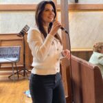Müge Ulusoy Instagram – Ulu Önder Mustafa Kemal Atatürk’ün, kadınlar için söylediği muhteşem söz ile başladım konuşmama bugün.
 “Yeryüzünde gördüğümüz her şey, kadının eseridir.” Bu bir gerçek..
Kız çocuklarını koruma derneği yararına yapılan kahvaltı etkinliğiyle yaklaşık 150 gönüllü kadın ile bir araya geldik bu sabah.. 40 yıl önce kurulan @kiz.kor.der derneğinin öncülüğünde anlamlı bir sabahtı benim için de . 
Dernek başkanı Nadire hanımın @nadireerman önderliğinde dimdik ayakta duran amazon kadınlarının, kız çocuklarını topluma kazandırma ve iyi birer vatandaş olmaları için canıgönülden çalışmalarıyla gurur duydum. 
İyilik bulaşıcıdır, Lütfen yardımımızla varolacak her kız çocuğunu koruyalım, okutalım, sahip çıkalım.. 🙏🏼 
Daveti için @hacerustundag1968 teşekkür ederim.
#mügeulusoy 
#kızçocuklarınıkorumaderneği #kızçocukları #iyilikpeşindekoş