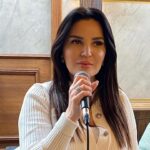 Müge Ulusoy Instagram – Ulu Önder Mustafa Kemal Atatürk’ün, kadınlar için söylediği muhteşem söz ile başladım konuşmama bugün.
 “Yeryüzünde gördüğümüz her şey, kadının eseridir.” Bu bir gerçek..
Kız çocuklarını koruma derneği yararına yapılan kahvaltı etkinliğiyle yaklaşık 150 gönüllü kadın ile bir araya geldik bu sabah.. 40 yıl önce kurulan @kiz.kor.der derneğinin öncülüğünde anlamlı bir sabahtı benim için de . 
Dernek başkanı Nadire hanımın @nadireerman önderliğinde dimdik ayakta duran amazon kadınlarının, kız çocuklarını topluma kazandırma ve iyi birer vatandaş olmaları için canıgönülden çalışmalarıyla gurur duydum. 
İyilik bulaşıcıdır, Lütfen yardımımızla varolacak her kız çocuğunu koruyalım, okutalım, sahip çıkalım.. 🙏🏼 
Daveti için @hacerustundag1968 teşekkür ederim.
#mügeulusoy 
#kızçocuklarınıkorumaderneği #kızçocukları #iyilikpeşindekoş