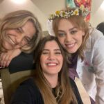 Müjgân Ferhan Şensoy Instagram – Harika bir ekiple, harika birkaç hafta geçirdim. Teşekkürler “Bahar”! 🌸💓🙏🏻 @bahar.dizi @mfyapimtv @asenabulbuloglu @neslihanyesilyurt @mbindal01 @ahmetbayer iyi ki varsınız!  @temedragve @ecemozkaya size de ayrıca teşekkür ederim ❤️
Son foto sürprizli, sana da teşekkürler setteki en yakın arkadaşım.
