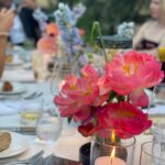 Müjgân Ferhan Şensoy Instagram – ~My best friend’s wedding~ 

13 yaşındayım, liselere giriş sınavı için bir dershaneye yazıldım, ilk gün sınıfa girdim, en arkada bir kız oturuyor “yanına oturabilir miyim, el yazın ne kadar güzelmiş” dedim, gülümsedi. Aynı liseyi kazandık ve o günden beri yan yanayız. Aradan 20 yıl geçti ve ben bu haftasonu onun düğününe kızımla gittim. 🥹💕🌸 Seni çok seviyorum Melom @melekgencer , mutluluğunuz daim olsun @eralp.vardar ✨✨✨