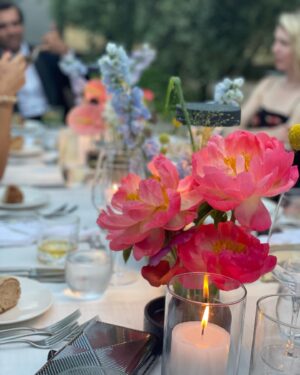 Müjgân Ferhan Şensoy Instagram - ~My best friend’s wedding~ 

13 yaşındayım, liselere giriş sınavı için bir dershaneye yazıldım, ilk gün sınıfa girdim, en arkada bir kız oturuyor “yanına oturabilir miyim, el yazın ne kadar güzelmiş” dedim, gülümsedi. Aynı liseyi kazandık ve o günden beri yan yanayız. Aradan 20 yıl geçti ve ben bu haftasonu onun düğününe kızımla gittim. 🥹💕🌸 Seni çok seviyorum Melom @melekgencer , mutluluğunuz daim olsun @eralp.vardar ✨✨✨