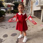 Müjgân Ferhan Şensoy Instagram - “Ey yükselen yeni nesil, gelecek sizsiniz. Cumhuriyeti biz kurduk, onu yükseltecek ve yaşatacak sizsiniz.” Mustafa Kemal Atatürk Bugün Cumhuriyet’in 100. yaşını kutlarken, bu sözler vardı aklımda. Görevimiz, bir gün burda olmadığımızda da aynı bilinçle Ata’mızın mirası olan; laik, demokratik ve çağdaş Türkiye Cumhuriyeti’ne sahip çıkacak nesiller yetiştirmek. Bizim 100. yıl anılarımız böyle. Bir gün Pera da geriye dönüp baksın diye burda dursun. Bir de 20 yıl önce yola çıkmış harika bir mektup teslim aldık bu bayram. O gün yirmi yaşında bir genç olan Canan Hanım’ın bugün hayatta olmayan babama yazdığı mektup bizi çok duygulandırdı. Yaşasın Cumhuriyet! 🇹🇷🎈❤️
