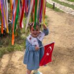 Müjgân Ferhan Şensoy Instagram - 23 Nisan Ulusal Egemenlik ve Çocuk Bayramımız Kutlu Olsun. Çocuklarımız hep gülsün! 🇹🇷🎈🌼🌸