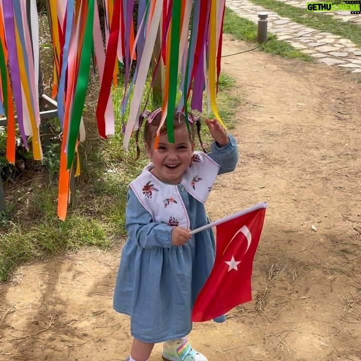 Müjgân Ferhan Şensoy Instagram - 23 Nisan Ulusal Egemenlik ve Çocuk Bayramımız Kutlu Olsun. Çocuklarımız hep gülsün! 🇹🇷🎈🌼🌸