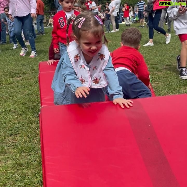 Müjgân Ferhan Şensoy Instagram - 23 Nisan Ulusal Egemenlik ve Çocuk Bayramımız Kutlu Olsun. Çocuklarımız hep gülsün! 🇹🇷🎈🌼🌸
