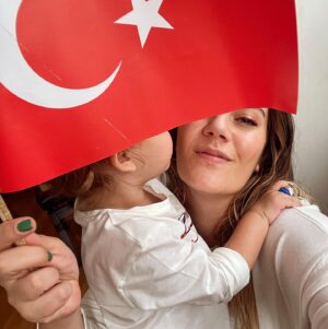 Müjgân Ferhan Şensoy Instagram - “Ey yükselen yeni nesil, gelecek sizsiniz. Cumhuriyeti biz kurduk, onu yükseltecek ve yaşatacak sizsiniz.” Mustafa Kemal Atatürk 

Bugün Cumhuriyet’in 100. yaşını kutlarken, bu sözler vardı aklımda. Görevimiz, bir gün burda olmadığımızda da aynı bilinçle Ata’mızın mirası olan; laik, demokratik ve çağdaş Türkiye Cumhuriyeti’ne sahip çıkacak nesiller yetiştirmek. 

Bizim 100. yıl anılarımız böyle. Bir gün Pera da geriye dönüp baksın diye burda dursun. 

Bir de 20 yıl önce yola çıkmış harika bir mektup teslim aldık bu bayram. O gün yirmi yaşında bir genç olan Canan Hanım’ın bugün hayatta olmayan babama yazdığı mektup bizi çok duygulandırdı. 

Yaşasın Cumhuriyet! 🇹🇷🎈❤️
