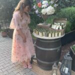 Müjgân Ferhan Şensoy Instagram – ~My best friend’s wedding~ 

13 yaşındayım, liselere giriş sınavı için bir dershaneye yazıldım, ilk gün sınıfa girdim, en arkada bir kız oturuyor “yanına oturabilir miyim, el yazın ne kadar güzelmiş” dedim, gülümsedi. Aynı liseyi kazandık ve o günden beri yan yanayız. Aradan 20 yıl geçti ve ben bu haftasonu onun düğününe kızımla gittim. 🥹💕🌸 Seni çok seviyorum Melom @melekgencer , mutluluğunuz daim olsun @eralp.vardar ✨✨✨
