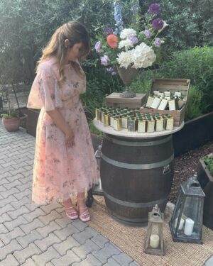 Müjgân Ferhan Şensoy Instagram - ~My best friend’s wedding~ 

13 yaşındayım, liselere giriş sınavı için bir dershaneye yazıldım, ilk gün sınıfa girdim, en arkada bir kız oturuyor “yanına oturabilir miyim, el yazın ne kadar güzelmiş” dedim, gülümsedi. Aynı liseyi kazandık ve o günden beri yan yanayız. Aradan 20 yıl geçti ve ben bu haftasonu onun düğününe kızımla gittim. 🥹💕🌸 Seni çok seviyorum Melom @melekgencer , mutluluğunuz daim olsun @eralp.vardar ✨✨✨