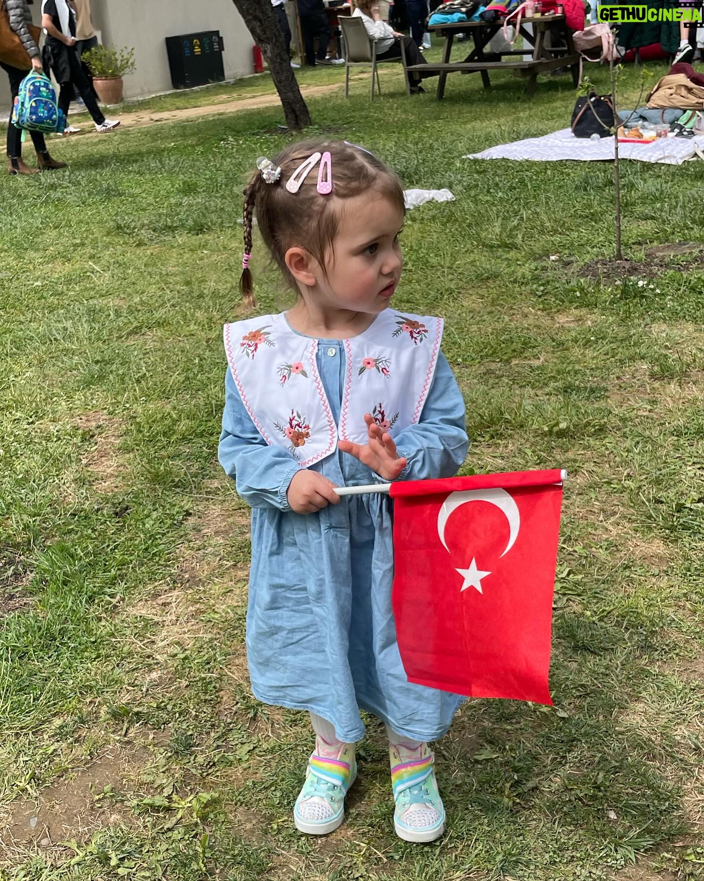 Müjgân Ferhan Şensoy Instagram - 23 Nisan Ulusal Egemenlik ve Çocuk Bayramımız Kutlu Olsun. Çocuklarımız hep gülsün! 🇹🇷🎈🌼🌸