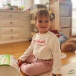 Müjgân Ferhan Şensoy Instagram - “Ey yükselen yeni nesil, gelecek sizsiniz. Cumhuriyeti biz kurduk, onu yükseltecek ve yaşatacak sizsiniz.” Mustafa Kemal Atatürk Bugün Cumhuriyet’in 100. yaşını kutlarken, bu sözler vardı aklımda. Görevimiz, bir gün burda olmadığımızda da aynı bilinçle Ata’mızın mirası olan; laik, demokratik ve çağdaş Türkiye Cumhuriyeti’ne sahip çıkacak nesiller yetiştirmek. Bizim 100. yıl anılarımız böyle. Bir gün Pera da geriye dönüp baksın diye burda dursun. Bir de 20 yıl önce yola çıkmış harika bir mektup teslim aldık bu bayram. O gün yirmi yaşında bir genç olan Canan Hanım’ın bugün hayatta olmayan babama yazdığı mektup bizi çok duygulandırdı. Yaşasın Cumhuriyet! 🇹🇷🎈❤️