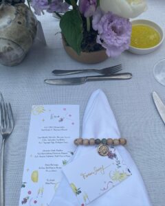 Müjgân Ferhan Şensoy Instagram - ~My best friend’s wedding~ 13 yaşındayım, liselere giriş sınavı için bir dershaneye yazıldım, ilk gün sınıfa girdim, en arkada bir kız oturuyor “yanına oturabilir miyim, el yazın ne kadar güzelmiş” dedim, gülümsedi. Aynı liseyi kazandık ve o günden beri yan yanayız. Aradan 20 yıl geçti ve ben bu haftasonu onun düğününe kızımla gittim. 🥹💕🌸 Seni çok seviyorum Melom @melekgencer , mutluluğunuz daim olsun @eralp.vardar ✨✨✨