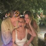 Müjgân Ferhan Şensoy Instagram – ~My best friend’s wedding~ 

13 yaşındayım, liselere giriş sınavı için bir dershaneye yazıldım, ilk gün sınıfa girdim, en arkada bir kız oturuyor “yanına oturabilir miyim, el yazın ne kadar güzelmiş” dedim, gülümsedi. Aynı liseyi kazandık ve o günden beri yan yanayız. Aradan 20 yıl geçti ve ben bu haftasonu onun düğününe kızımla gittim. 🥹💕🌸 Seni çok seviyorum Melom @melekgencer , mutluluğunuz daim olsun @eralp.vardar ✨✨✨