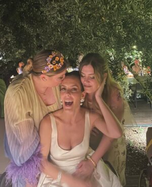Müjgân Ferhan Şensoy Instagram - ~My best friend’s wedding~ 

13 yaşındayım, liselere giriş sınavı için bir dershaneye yazıldım, ilk gün sınıfa girdim, en arkada bir kız oturuyor “yanına oturabilir miyim, el yazın ne kadar güzelmiş” dedim, gülümsedi. Aynı liseyi kazandık ve o günden beri yan yanayız. Aradan 20 yıl geçti ve ben bu haftasonu onun düğününe kızımla gittim. 🥹💕🌸 Seni çok seviyorum Melom @melekgencer , mutluluğunuz daim olsun @eralp.vardar ✨✨✨