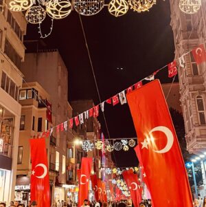 Müjgân Ferhan Şensoy Instagram - “Ey yükselen yeni nesil, gelecek sizsiniz. Cumhuriyeti biz kurduk, onu yükseltecek ve yaşatacak sizsiniz.” Mustafa Kemal Atatürk 

Bugün Cumhuriyet’in 100. yaşını kutlarken, bu sözler vardı aklımda. Görevimiz, bir gün burda olmadığımızda da aynı bilinçle Ata’mızın mirası olan; laik, demokratik ve çağdaş Türkiye Cumhuriyeti’ne sahip çıkacak nesiller yetiştirmek. 

Bizim 100. yıl anılarımız böyle. Bir gün Pera da geriye dönüp baksın diye burda dursun. 

Bir de 20 yıl önce yola çıkmış harika bir mektup teslim aldık bu bayram. O gün yirmi yaşında bir genç olan Canan Hanım’ın bugün hayatta olmayan babama yazdığı mektup bizi çok duygulandırdı. 

Yaşasın Cumhuriyet! 🇹🇷🎈❤️