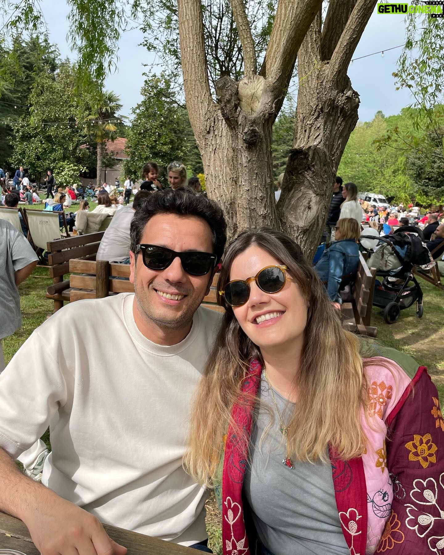 Müjgân Ferhan Şensoy Instagram - 23 Nisan Ulusal Egemenlik ve Çocuk Bayramımız Kutlu Olsun. Çocuklarımız hep gülsün! 🇹🇷🎈🌼🌸