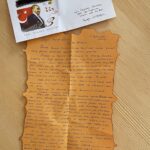 Müjgân Ferhan Şensoy Instagram - “Ey yükselen yeni nesil, gelecek sizsiniz. Cumhuriyeti biz kurduk, onu yükseltecek ve yaşatacak sizsiniz.” Mustafa Kemal Atatürk Bugün Cumhuriyet’in 100. yaşını kutlarken, bu sözler vardı aklımda. Görevimiz, bir gün burda olmadığımızda da aynı bilinçle Ata’mızın mirası olan; laik, demokratik ve çağdaş Türkiye Cumhuriyeti’ne sahip çıkacak nesiller yetiştirmek. Bizim 100. yıl anılarımız böyle. Bir gün Pera da geriye dönüp baksın diye burda dursun. Bir de 20 yıl önce yola çıkmış harika bir mektup teslim aldık bu bayram. O gün yirmi yaşında bir genç olan Canan Hanım’ın bugün hayatta olmayan babama yazdığı mektup bizi çok duygulandırdı. Yaşasın Cumhuriyet! 🇹🇷🎈❤️