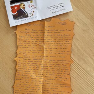 Müjgân Ferhan Şensoy Instagram - “Ey yükselen yeni nesil, gelecek sizsiniz. Cumhuriyeti biz kurduk, onu yükseltecek ve yaşatacak sizsiniz.” Mustafa Kemal Atatürk 

Bugün Cumhuriyet’in 100. yaşını kutlarken, bu sözler vardı aklımda. Görevimiz, bir gün burda olmadığımızda da aynı bilinçle Ata’mızın mirası olan; laik, demokratik ve çağdaş Türkiye Cumhuriyeti’ne sahip çıkacak nesiller yetiştirmek. 

Bizim 100. yıl anılarımız böyle. Bir gün Pera da geriye dönüp baksın diye burda dursun. 

Bir de 20 yıl önce yola çıkmış harika bir mektup teslim aldık bu bayram. O gün yirmi yaşında bir genç olan Canan Hanım’ın bugün hayatta olmayan babama yazdığı mektup bizi çok duygulandırdı. 

Yaşasın Cumhuriyet! 🇹🇷🎈❤️