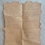 Müjgân Ferhan Şensoy Instagram - “Ey yükselen yeni nesil, gelecek sizsiniz. Cumhuriyeti biz kurduk, onu yükseltecek ve yaşatacak sizsiniz.” Mustafa Kemal Atatürk Bugün Cumhuriyet’in 100. yaşını kutlarken, bu sözler vardı aklımda. Görevimiz, bir gün burda olmadığımızda da aynı bilinçle Ata’mızın mirası olan; laik, demokratik ve çağdaş Türkiye Cumhuriyeti’ne sahip çıkacak nesiller yetiştirmek. Bizim 100. yıl anılarımız böyle. Bir gün Pera da geriye dönüp baksın diye burda dursun. Bir de 20 yıl önce yola çıkmış harika bir mektup teslim aldık bu bayram. O gün yirmi yaşında bir genç olan Canan Hanım’ın bugün hayatta olmayan babama yazdığı mektup bizi çok duygulandırdı. Yaşasın Cumhuriyet! 🇹🇷🎈❤️