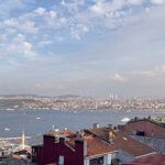 Müjgân Ferhan Şensoy Instagram - “Ey yükselen yeni nesil, gelecek sizsiniz. Cumhuriyeti biz kurduk, onu yükseltecek ve yaşatacak sizsiniz.” Mustafa Kemal Atatürk Bugün Cumhuriyet’in 100. yaşını kutlarken, bu sözler vardı aklımda. Görevimiz, bir gün burda olmadığımızda da aynı bilinçle Ata’mızın mirası olan; laik, demokratik ve çağdaş Türkiye Cumhuriyeti’ne sahip çıkacak nesiller yetiştirmek. Bizim 100. yıl anılarımız böyle. Bir gün Pera da geriye dönüp baksın diye burda dursun. Bir de 20 yıl önce yola çıkmış harika bir mektup teslim aldık bu bayram. O gün yirmi yaşında bir genç olan Canan Hanım’ın bugün hayatta olmayan babama yazdığı mektup bizi çok duygulandırdı. Yaşasın Cumhuriyet! 🇹🇷🎈❤️