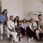 Müjgân Ferhan Şensoy Instagram - Kalplerimiz bugün Cerrahpaşa Hastanesi çocuk kliniğindeki minik dostlarımızla birlikte çarptı!💓 Yüzlerinizdeki gülümseme, gözlerinizdeki ışık daim olsun çocuklar☀️23 Nisan Ulusal Egemenlik ve Çocuk Bayramınız kutlu olsun! Cerrahpaşa Çocuk Sağlığı ve Hastalıkları Anabilim Dalı Başkanı Sayın Prof. Dr. Özgür Kasapçopur ve çocuk kliniğinde özveriyle çalışan doktor ve yardımcı ekibe sonsuz teşekkürlerimizle. @ozgurkasapcopur #cerrahpasacocukpolikiliniği Bu anlamlı buluşmaya vesile olan canım @banusavci ve @ebruketenci2 ye de çok teşekkür ederiz. 💓🌸 #23nisanulusalegemenlikveçocukbayramı
