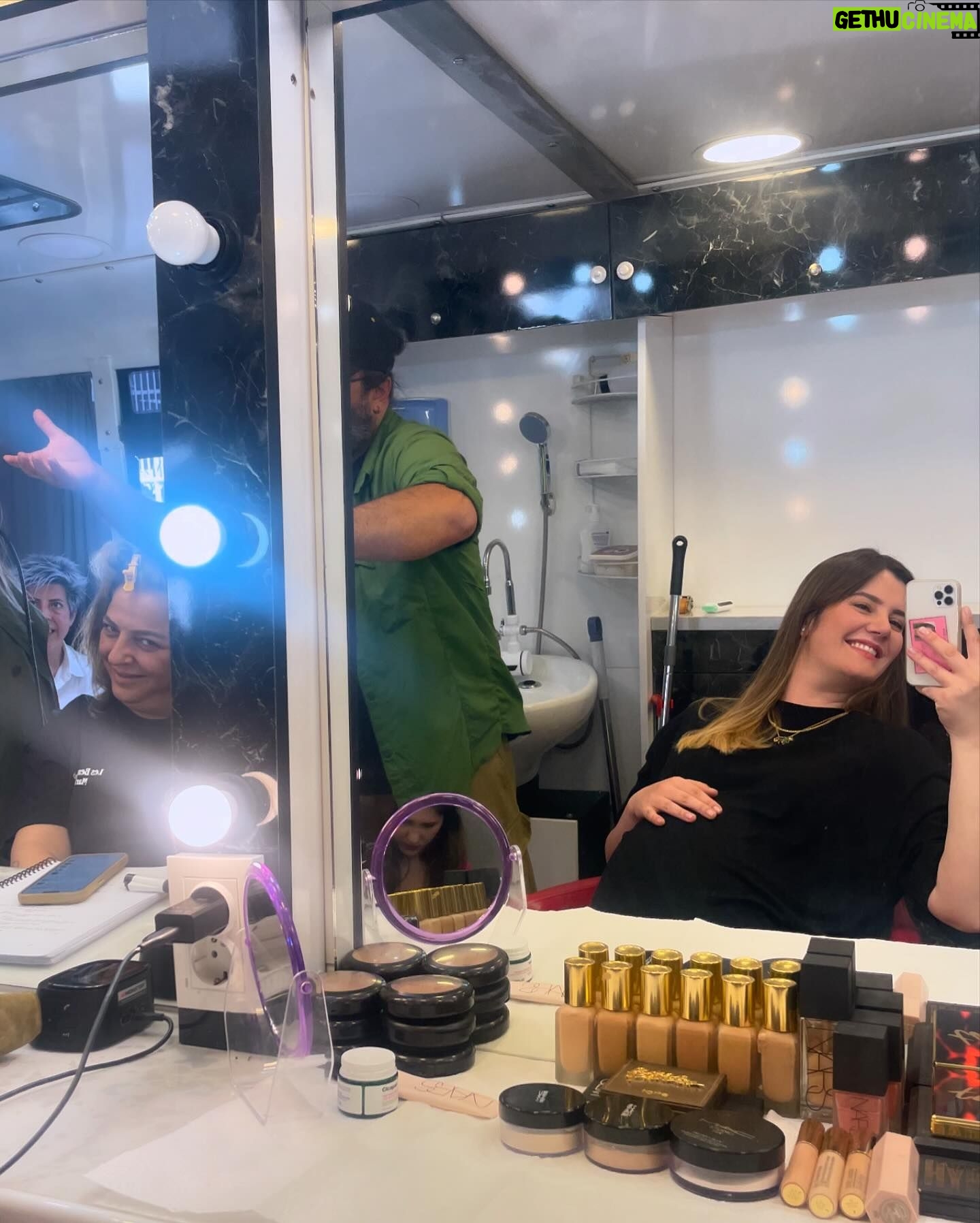 Müjgân Ferhan Şensoy Instagram - Harika bir ekiple, harika birkaç hafta geçirdim. Teşekkürler “Bahar”! 🌸💓🙏🏻 @bahar.dizi @mfyapimtv @asenabulbuloglu @neslihanyesilyurt @mbindal01 @ahmetbayer iyi ki varsınız! @temedragve @ecemozkaya size de ayrıca teşekkür ederim ❤️ Son foto sürprizli, sana da teşekkürler setteki en yakın arkadaşım.