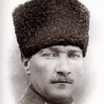 Müjgân Ferhan Şensoy Instagram - “Ey yükselen yeni nesil, gelecek sizsiniz. Cumhuriyeti biz kurduk, onu yükseltecek ve yaşatacak sizsiniz.” Mustafa Kemal Atatürk Bugün Cumhuriyet’in 100. yaşını kutlarken, bu sözler vardı aklımda. Görevimiz, bir gün burda olmadığımızda da aynı bilinçle Ata’mızın mirası olan; laik, demokratik ve çağdaş Türkiye Cumhuriyeti’ne sahip çıkacak nesiller yetiştirmek. Bizim 100. yıl anılarımız böyle. Bir gün Pera da geriye dönüp baksın diye burda dursun. Bir de 20 yıl önce yola çıkmış harika bir mektup teslim aldık bu bayram. O gün yirmi yaşında bir genç olan Canan Hanım’ın bugün hayatta olmayan babama yazdığı mektup bizi çok duygulandırdı. Yaşasın Cumhuriyet! 🇹🇷🎈❤️