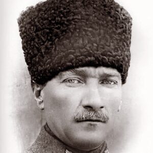 Müjgân Ferhan Şensoy Instagram - “Ey yükselen yeni nesil, gelecek sizsiniz. Cumhuriyeti biz kurduk, onu yükseltecek ve yaşatacak sizsiniz.” Mustafa Kemal Atatürk Bugün Cumhuriyet’in 100. yaşını kutlarken, bu sözler vardı aklımda. Görevimiz, bir gün burda olmadığımızda da aynı bilinçle Ata’mızın mirası olan; laik, demokratik ve çağdaş Türkiye Cumhuriyeti’ne sahip çıkacak nesiller yetiştirmek. Bizim 100. yıl anılarımız böyle. Bir gün Pera da geriye dönüp baksın diye burda dursun. Bir de 20 yıl önce yola çıkmış harika bir mektup teslim aldık bu bayram. O gün yirmi yaşında bir genç olan Canan Hanım’ın bugün hayatta olmayan babama yazdığı mektup bizi çok duygulandırdı. Yaşasın Cumhuriyet! 🇹🇷🎈❤️
