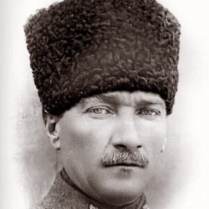 Müjgân Ferhan Şensoy Instagram - “Ey yükselen yeni nesil, gelecek sizsiniz. Cumhuriyeti biz kurduk, onu yükseltecek ve yaşatacak sizsiniz.” Mustafa Kemal Atatürk 

Bugün Cumhuriyet’in 100. yaşını kutlarken, bu sözler vardı aklımda. Görevimiz, bir gün burda olmadığımızda da aynı bilinçle Ata’mızın mirası olan; laik, demokratik ve çağdaş Türkiye Cumhuriyeti’ne sahip çıkacak nesiller yetiştirmek. 

Bizim 100. yıl anılarımız böyle. Bir gün Pera da geriye dönüp baksın diye burda dursun. 

Bir de 20 yıl önce yola çıkmış harika bir mektup teslim aldık bu bayram. O gün yirmi yaşında bir genç olan Canan Hanım’ın bugün hayatta olmayan babama yazdığı mektup bizi çok duygulandırdı. 

Yaşasın Cumhuriyet! 🇹🇷🎈❤️