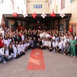 Müjgân Ferhan Şensoy Instagram - Kalplerimiz bugün Cerrahpaşa Hastanesi çocuk kliniğindeki minik dostlarımızla birlikte çarptı!💓 Yüzlerinizdeki gülümseme, gözlerinizdeki ışık daim olsun çocuklar☀️23 Nisan Ulusal Egemenlik ve Çocuk Bayramınız kutlu olsun! Cerrahpaşa Çocuk Sağlığı ve Hastalıkları Anabilim Dalı Başkanı Sayın Prof. Dr. Özgür Kasapçopur ve çocuk kliniğinde özveriyle çalışan doktor ve yardımcı ekibe sonsuz teşekkürlerimizle. @ozgurkasapcopur #cerrahpasacocukpolikiliniği Bu anlamlı buluşmaya vesile olan canım @banusavci ve @ebruketenci2 ye de çok teşekkür ederiz. 💓🌸 #23nisanulusalegemenlikveçocukbayramı