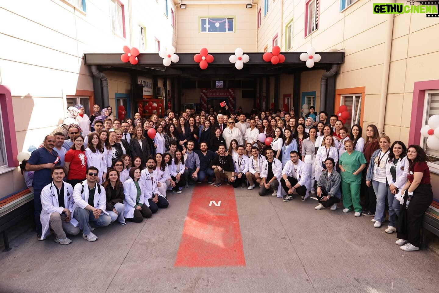 Müjgân Ferhan Şensoy Instagram - Kalplerimiz bugün Cerrahpaşa Hastanesi çocuk kliniğindeki minik dostlarımızla birlikte çarptı!💓 Yüzlerinizdeki gülümseme, gözlerinizdeki ışık daim olsun çocuklar☀️23 Nisan Ulusal Egemenlik ve Çocuk Bayramınız kutlu olsun! Cerrahpaşa Çocuk Sağlığı ve Hastalıkları Anabilim Dalı Başkanı Sayın Prof. Dr. Özgür Kasapçopur ve çocuk kliniğinde özveriyle çalışan doktor ve yardımcı ekibe sonsuz teşekkürlerimizle. @ozgurkasapcopur #cerrahpasacocukpolikiliniği Bu anlamlı buluşmaya vesile olan canım @banusavci ve @ebruketenci2 ye de çok teşekkür ederiz. 💓🌸 #23nisanulusalegemenlikveçocukbayramı