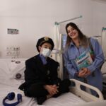 Müjgân Ferhan Şensoy Instagram - Kalplerimiz bugün Cerrahpaşa Hastanesi çocuk kliniğindeki minik dostlarımızla birlikte çarptı!💓 Yüzlerinizdeki gülümseme, gözlerinizdeki ışık daim olsun çocuklar☀️23 Nisan Ulusal Egemenlik ve Çocuk Bayramınız kutlu olsun! Cerrahpaşa Çocuk Sağlığı ve Hastalıkları Anabilim Dalı Başkanı Sayın Prof. Dr. Özgür Kasapçopur ve çocuk kliniğinde özveriyle çalışan doktor ve yardımcı ekibe sonsuz teşekkürlerimizle. @ozgurkasapcopur #cerrahpasacocukpolikiliniği Bu anlamlı buluşmaya vesile olan canım @banusavci ve @ebruketenci2 ye de çok teşekkür ederiz. 💓🌸 #23nisanulusalegemenlikveçocukbayramı