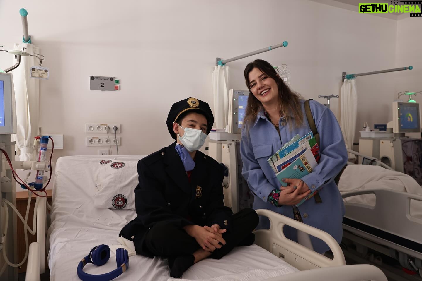 Müjgân Ferhan Şensoy Instagram - Kalplerimiz bugün Cerrahpaşa Hastanesi çocuk kliniğindeki minik dostlarımızla birlikte çarptı!💓 Yüzlerinizdeki gülümseme, gözlerinizdeki ışık daim olsun çocuklar☀️23 Nisan Ulusal Egemenlik ve Çocuk Bayramınız kutlu olsun! Cerrahpaşa Çocuk Sağlığı ve Hastalıkları Anabilim Dalı Başkanı Sayın Prof. Dr. Özgür Kasapçopur ve çocuk kliniğinde özveriyle çalışan doktor ve yardımcı ekibe sonsuz teşekkürlerimizle. @ozgurkasapcopur #cerrahpasacocukpolikiliniği Bu anlamlı buluşmaya vesile olan canım @banusavci ve @ebruketenci2 ye de çok teşekkür ederiz. 💓🌸 #23nisanulusalegemenlikveçocukbayramı