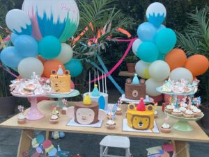 Müjgân Ferhan Şensoy Instagram - İyi ki doğdun güzel kızım, bu günü bizim için unutulmaz kılan @karavanconcept @karavankids @cutiecake.cafe @dreamup.balloons @lepetit.100 ve tüm misafirlerimiz, iyi ki varsınız! 🎈🌸💕
 #pera2yaşında #reklamdeğildir
